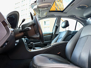 Mercedes-Benz E-Класс белый 2005