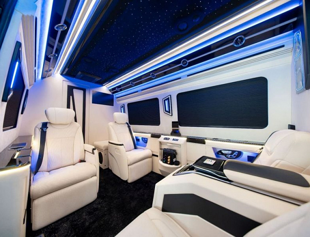 Mercedes Benz Sprinter 2.0 л 2023 г. Чёрный