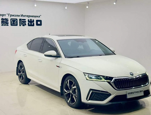 Skoda Octavia 1.4 л 2022 г. Белый, пробег 19000 км