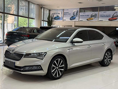 Skoda Superb 1.4 л 2023 г. желто-оранжевый, пробег 26000 км