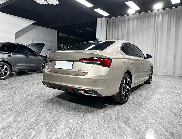 Skoda Octavia 1.4 л 2023 г. желто-оранжевый, пробег 49000 км