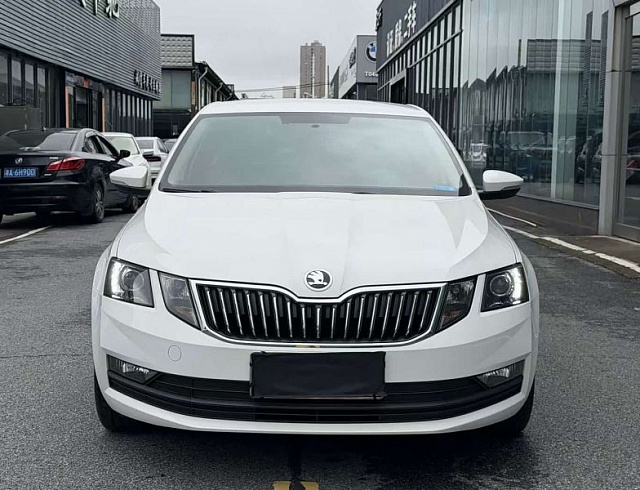 Skoda Octavia 1.5 л 2022 г. Белый, пробег 16000 км