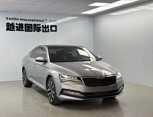 Skoda Superb 1.4 л 2023 г. Серебристо-серый, пробег 30000 км