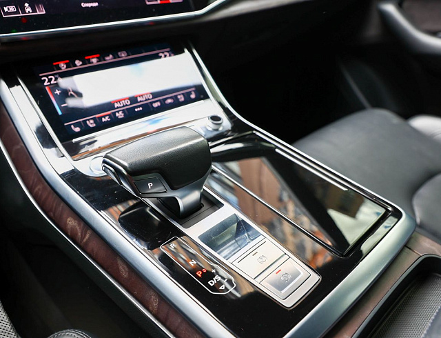 Audi Q8 белый 2018