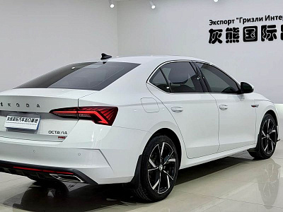 Skoda Octavia 1.4 л 2023 г. Белый, пробег 21000 км