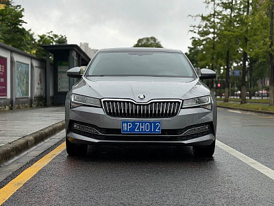 Skoda Superb 1.4 л 2022 г. Серебристо-серый, пробег 30000 км