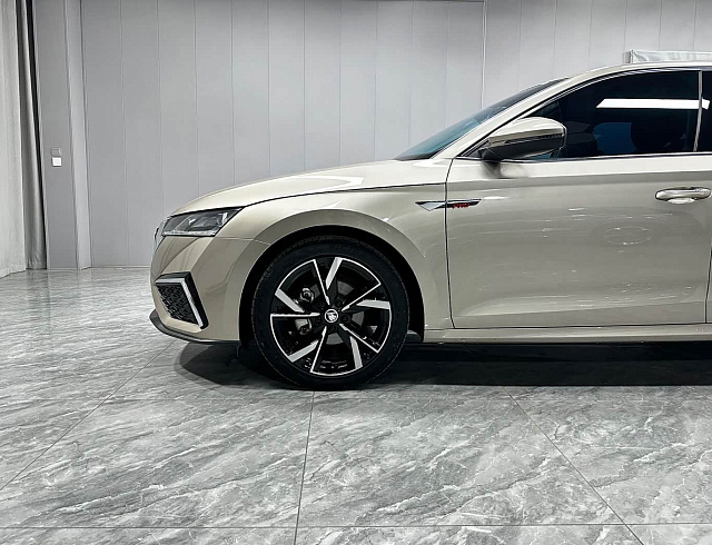 Skoda Octavia 1.4 л 2023 г. желто-оранжевый, пробег 49000 км