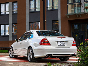 Mercedes-Benz E-Класс белый 2005