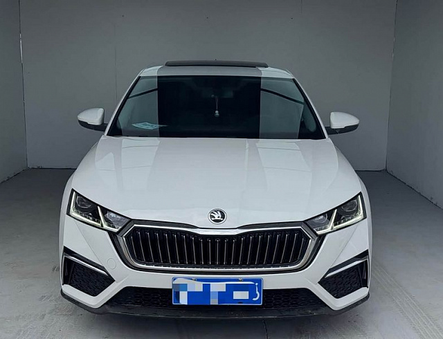 Skoda Octavia 1.4 л 2023 г. Белый, пробег 13899 км
