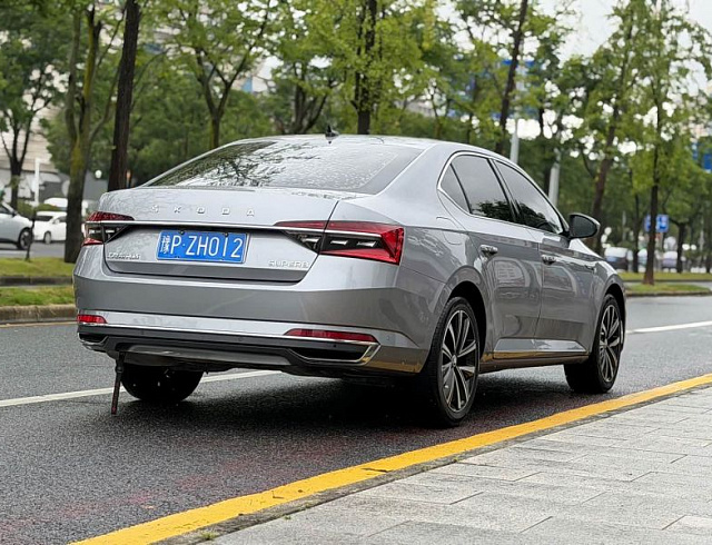 Skoda Superb 1.4 л 2022 г. Серебристо-серый, пробег 30000 км