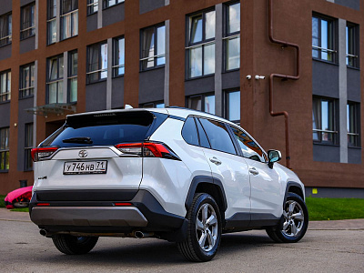Toyota RAV4 белый 2021