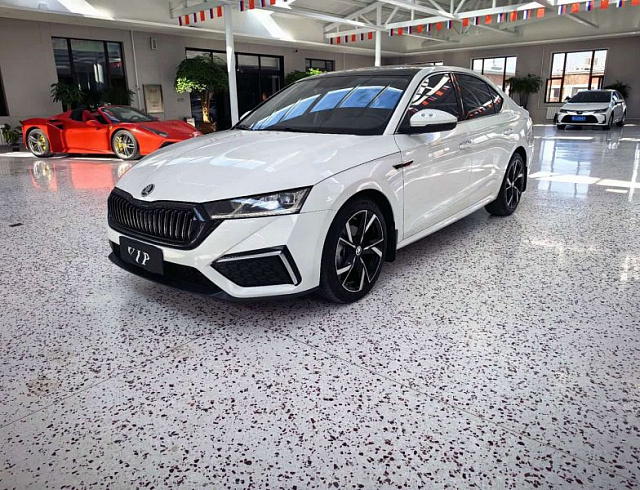 Skoda Octavia 1.4 л 2022 г. Белый, пробег 41000 км