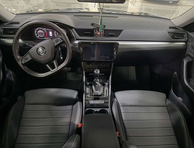 Skoda Superb 1.4 л 2025 г. Чёрный, пробег 10000 км