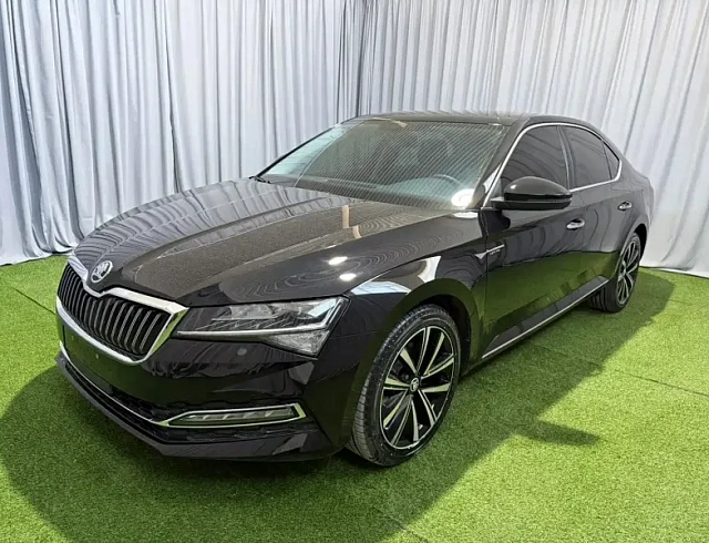 Skoda Superb 1.4 л 2023 г. Чёрный, пробег 19000 км