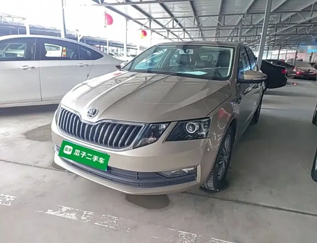 Skoda Octavia 1.5 л 2021 г. шампань/коричневый, пробег 27400 км