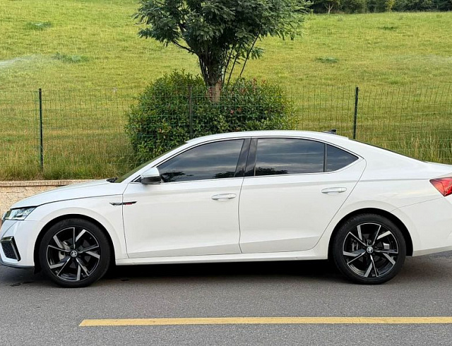 Skoda Octavia 1.4 л 2022 г. Белый, пробег 16000 км