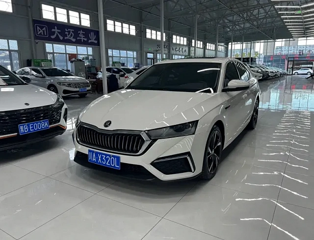 Skoda Octavia 1.4 л 2022 г. Белый, пробег 44000 км