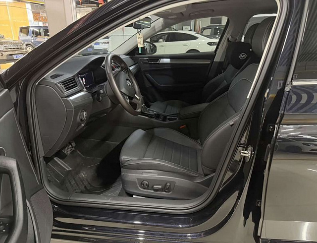 Skoda Superb 1.4 л 2025 г. Чёрный, пробег 10000 км