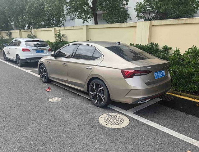 Skoda Octavia 1.4 л 2023 г. шампань/коричневый, пробег 14000 км