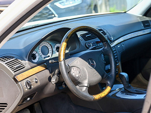 Mercedes-Benz E-Класс белый 2005
