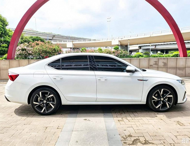 Skoda Octavia 1.4 л 2023 г. Белый, пробег 23000 км