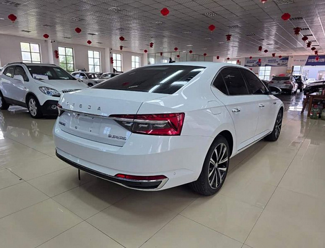 Skoda Superb 1.4 л 2023 г. Белый, пробег 6000 км
