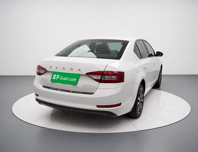 Skoda Octavia 1.5 л 2021 г. Белый, пробег 26600 км