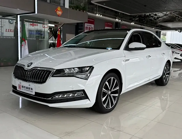 Skoda Superb 1.4 л 2023 г. Белый, пробег 40000 км