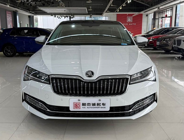 Skoda Superb 1.4 л 2023 г. Белый, пробег 40000 км