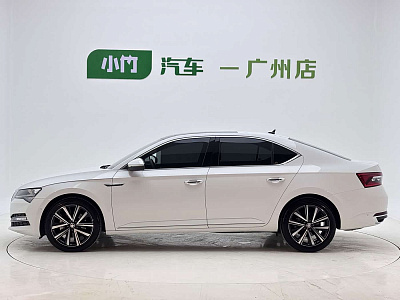 Skoda Superb 1.4 л 2023 г. Белый, пробег 25000 км