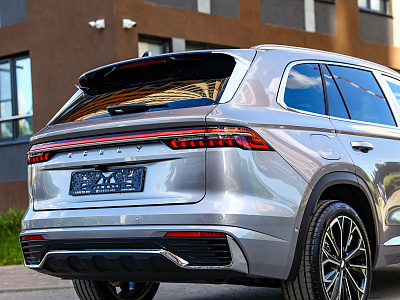 Geely Monjaro серый 2026