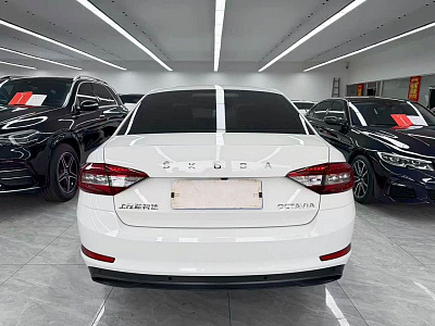 Skoda Octavia 1.5 л 2022 г. Белый, пробег 40000 км