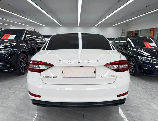 Skoda Octavia 1.5 л 2022 г. Белый, пробег 40000 км