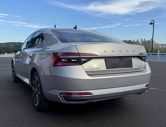 Skoda Superb 1.4 л 2022 г. желто-оранжевый, пробег 24000 км