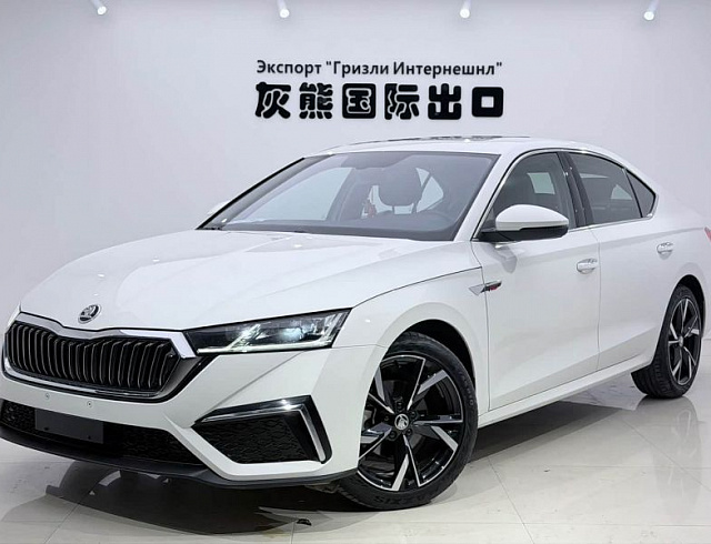 Skoda Octavia 1.4 л 2023 г. Белый, пробег 27000 км