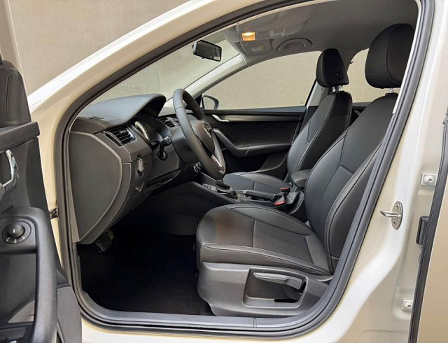Skoda Octavia 1.5 л 2021 г. Белый, пробег 21000 км