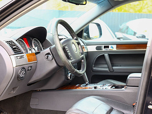 Volkswagen Touareg черный 2008