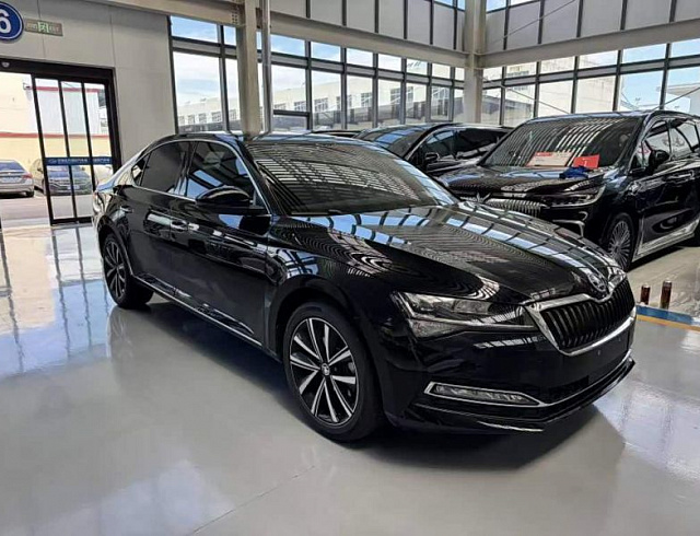 Skoda Superb 1.4 л 2026 г. Чёрный, пробег 1000 км