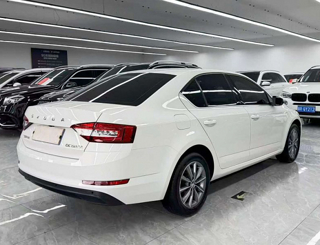 Skoda Octavia 1.5 л 2022 г. Белый, пробег 40000 км