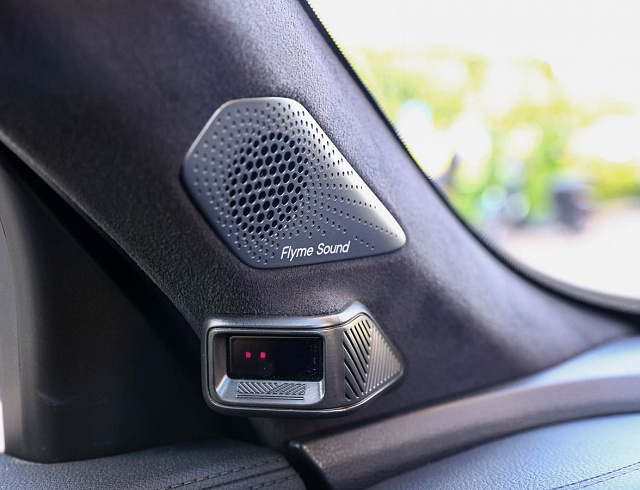 Geely Monjaro серый 2026
