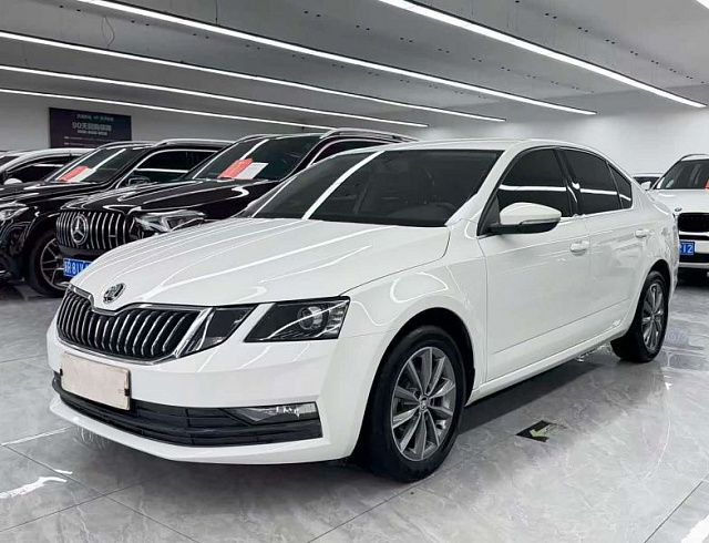 Skoda Octavia 1.5 л 2022 г. Белый, пробег 40000 км