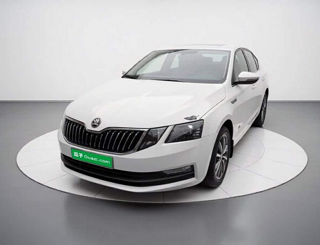 Skoda Octavia 1.5 л 2021 г. Белый, пробег 26600 км