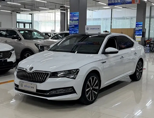 Skoda Superb 1.4 л 2023 г. Белый, пробег 12800 км