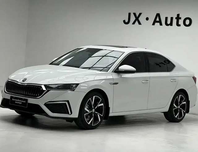 Skoda Octavia 1.4 л 2023 г. Белый, пробег 6000 км