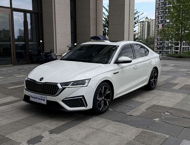Skoda Octavia 1.4 л 2022 г. Белый, пробег 13300 км