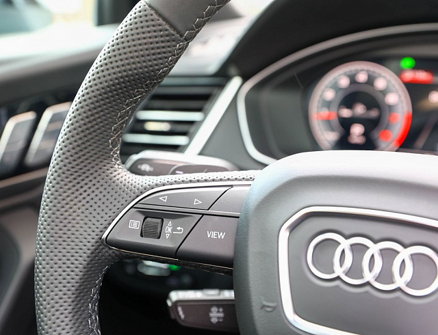 Audi Q5 черный 2026