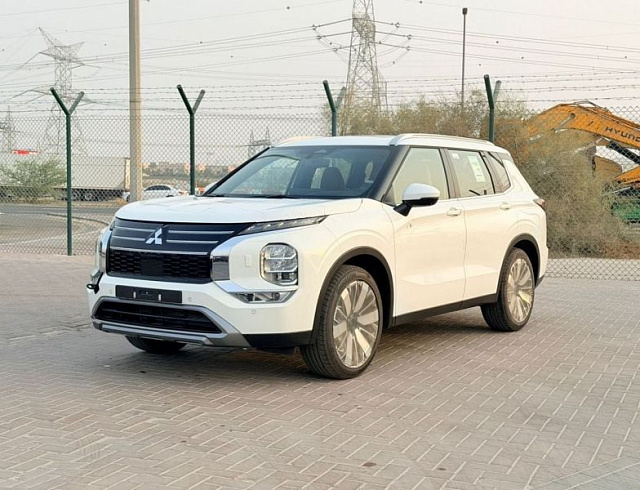 Mitsubishi Outlander 2.5 л 2026 г. Белый