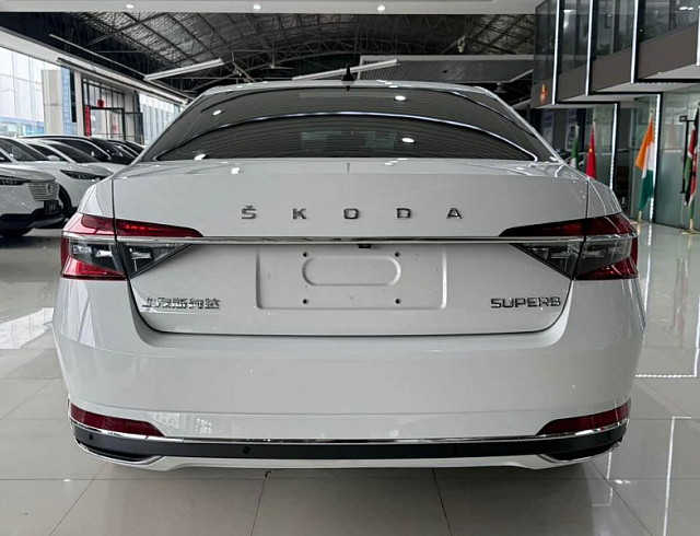 Skoda Superb 1.4 л 2023 г. Белый, пробег 40000 км