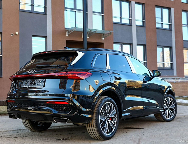 Audi Q5 черный 2025