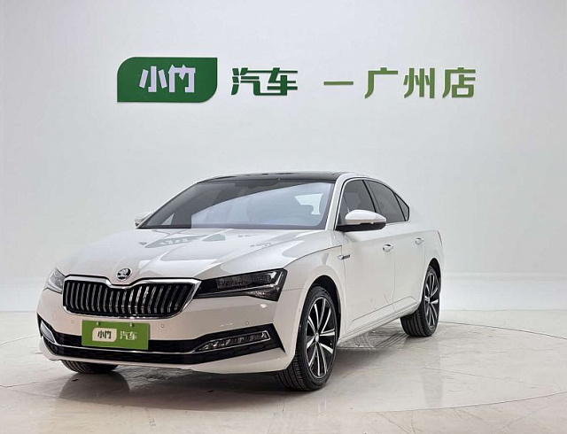 Skoda Superb 1.4 л 2023 г. Белый, пробег 25000 км